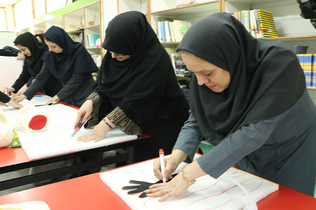 مربیان کانون گیلان در دوره آموزشی عروسکسازی شرکتکردند