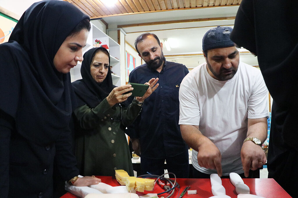 مربیان کانون گیلان در دوره آموزشی عروسکسازی شرکتکردند