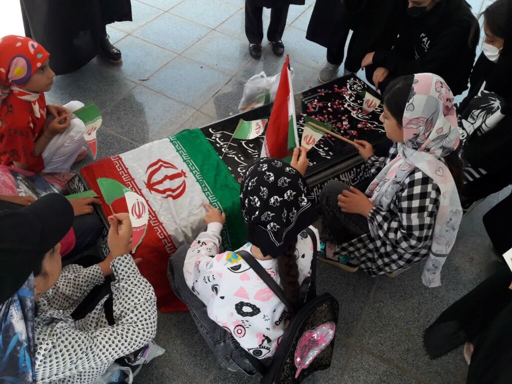 مربی، اعضا و والدین مرکز هوانیروز به زیارت مزار شهدای گمنام رفتند