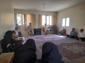 تقدیر و تجلیل مدیرکل کانون استان مرکزی از کارمند ایثارگر و فرزند شهید