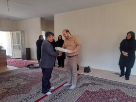 تقدیر و تجلیل مدیرکل کانون استان مرکزی از کارمند ایثارگر و فرزند شهید