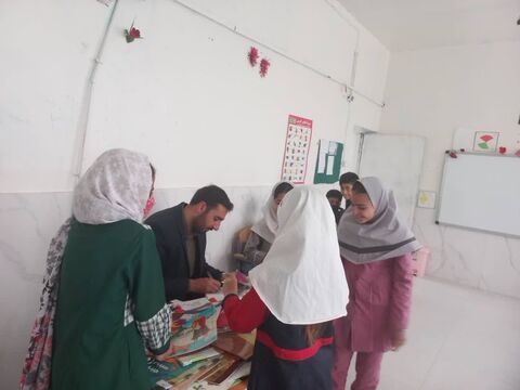 استقبال کودکان و نوجوانان از فعالیت کتابخانه سیار روستایی شهرستان چاراویماق