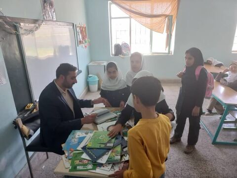 استقبال کودکان و نوجوانان از فعالیت کتابخانه سیار روستایی شهرستان چاراویماق