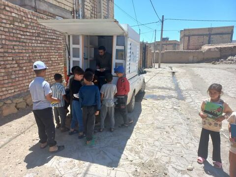 استقبال کودکان و نوجوانان از فعالیت کتابخانه سیار روستایی شهرستان چاراویماق
