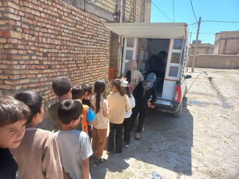استقبال کودکان و نوجوانان از فعالیت کتابخانه سیار روستایی شهرستان چاراویماق