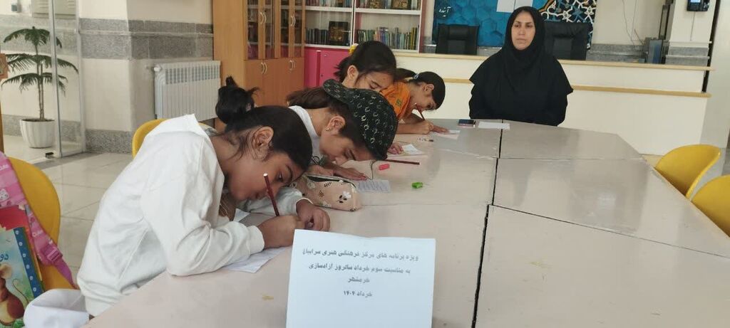 مربیان مراکز کانون پرورش فکری کودکان و نوجوانان استان کرمانشاه هم‌زمان با سوم خرداد سال‌روز آزادسازی خرمشهر، ویژه‌برنامه‌های این روز را در قالب فعالیت‌های فرهنگی، هنری، ادبی وبرگزاری نمایشگاه برای مخاطبان خود اجرا نمودند.