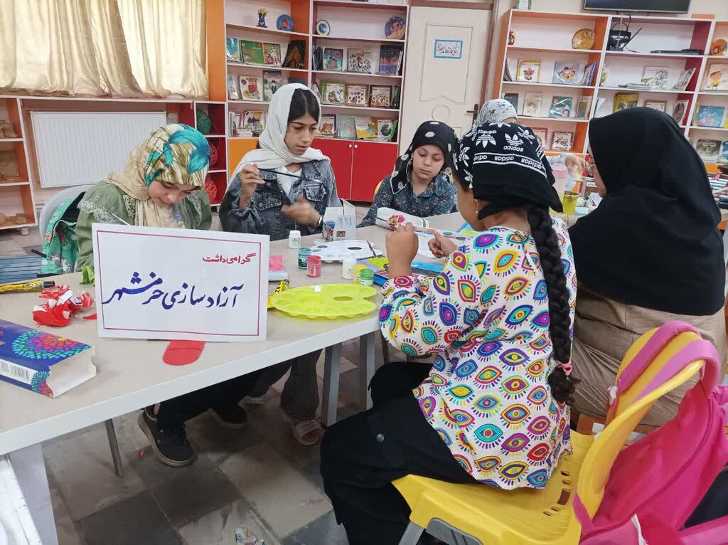 مربیان مراکز کانون پرورش فکری کودکان و نوجوانان استان کرمانشاه هم‌زمان با سوم خرداد سال‌روز آزادسازی خرمشهر، ویژه‌برنامه‌های این روز را در قالب فعالیت‌های فرهنگی، هنری، ادبی وبرگزاری نمایشگاه برای مخاطبان خود اجرا نمودند.
