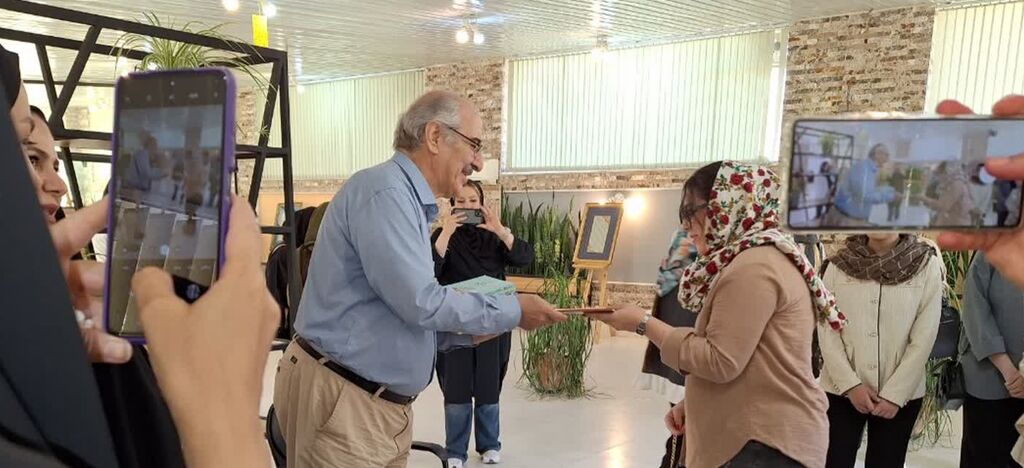 بازدید اعضای مراکز شهر کانون کرمانشاه از نمایشگاه آثار استاد جواری