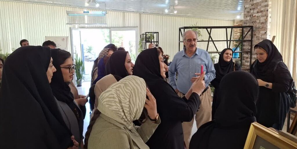 بازدید اعضای مراکز شهر کانون کرمانشاه از نمایشگاه آثار استاد جواری