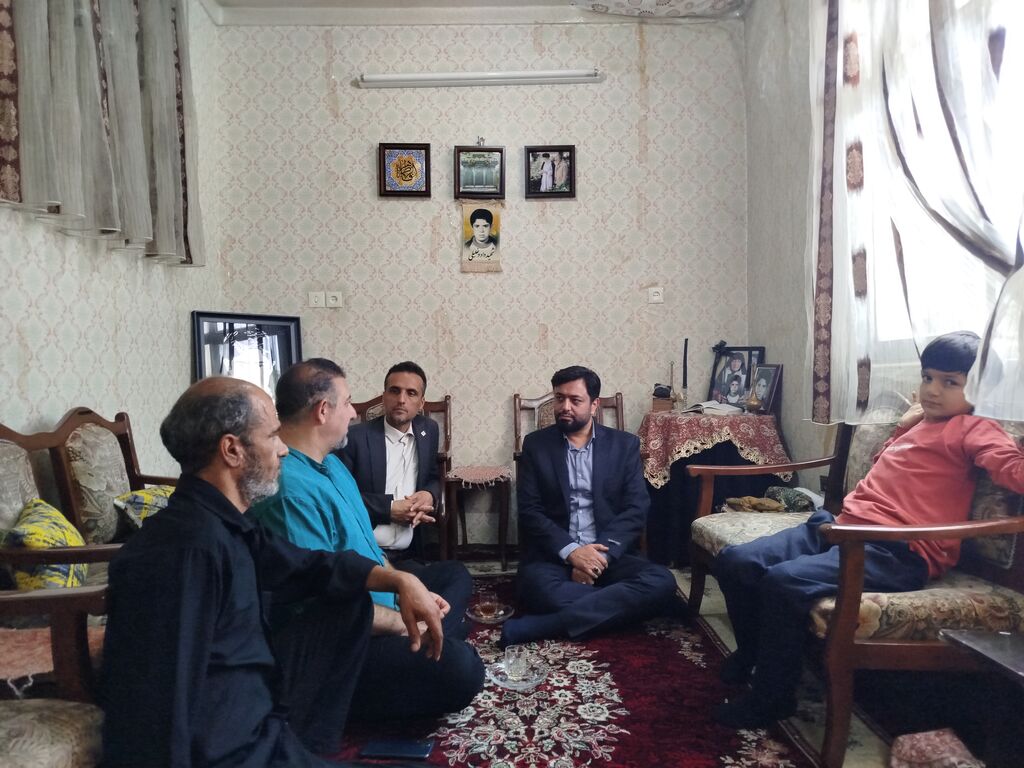 دیدار مدیرکل و کارکنان کانون با خانواده شهید