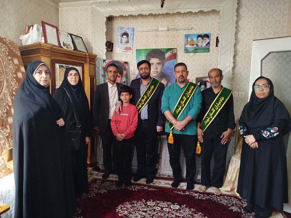 دیدار مدیرکل و کارکنان کانون با خانواده شهید