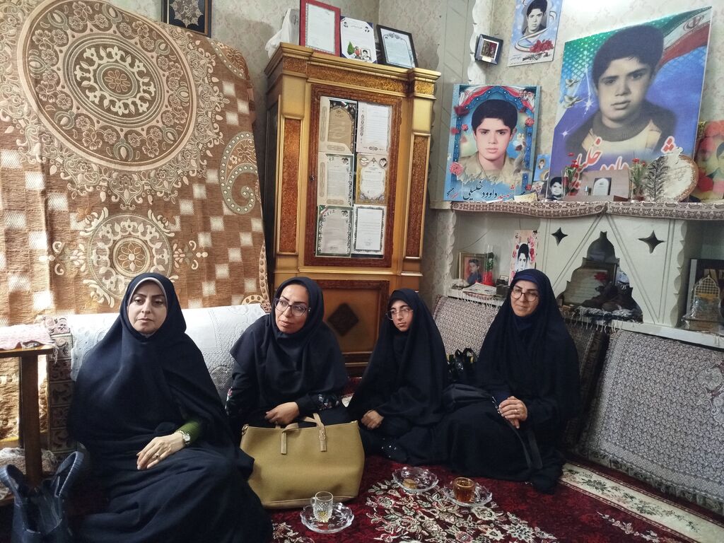 دیدار مدیرکل و کارکنان کانون با خانواده شهید