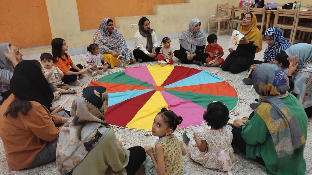 در کارگاه «ماکارونی رنگی همراه با بازیهای ریتمیک»