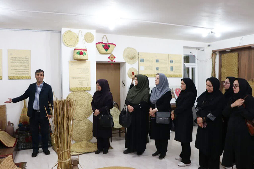 بازدید کارشناسان و مربیان کانون گیلان از روستای ملی حصیر فشتکه