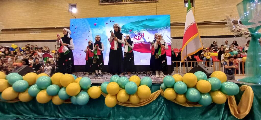 اجرای نماهنگ ایران توسط نوجوانان مرکز 3 همدان در جشن دردانههای الوند