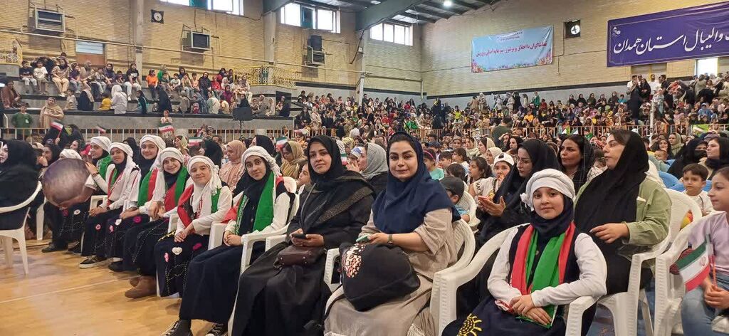 اجرای نماهنگ ایران توسط نوجوانان مرکز 3 همدان در جشن دردانه‌های الوند