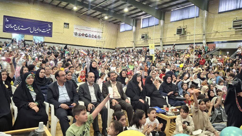 اجرای نماهنگ ایران توسط نوجوانان مرکز 3 همدان در جشن دردانه‌های الوند