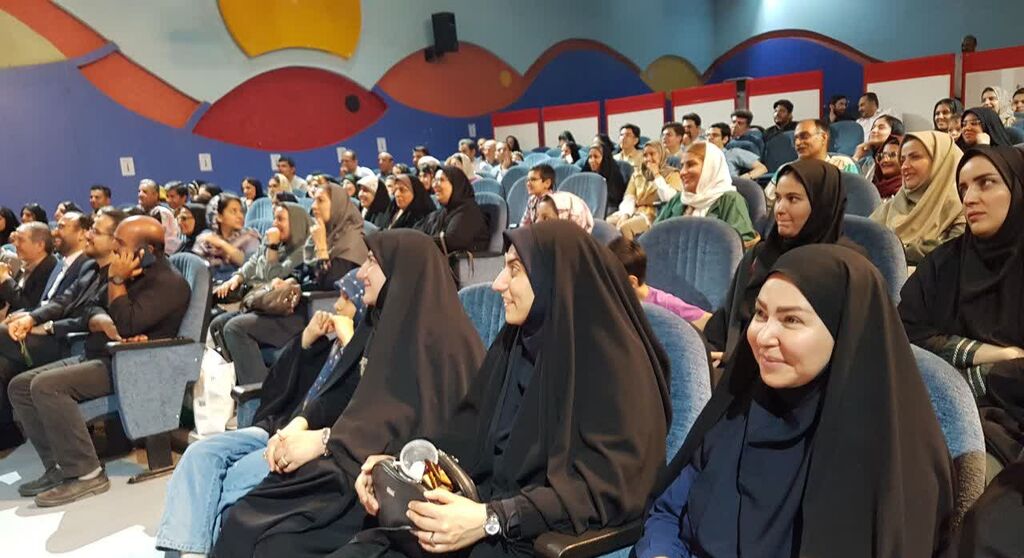 قدردانی کارکنان، والدین و اعضای کانون کرمانشاه از محمد خیاط‌زنجانی