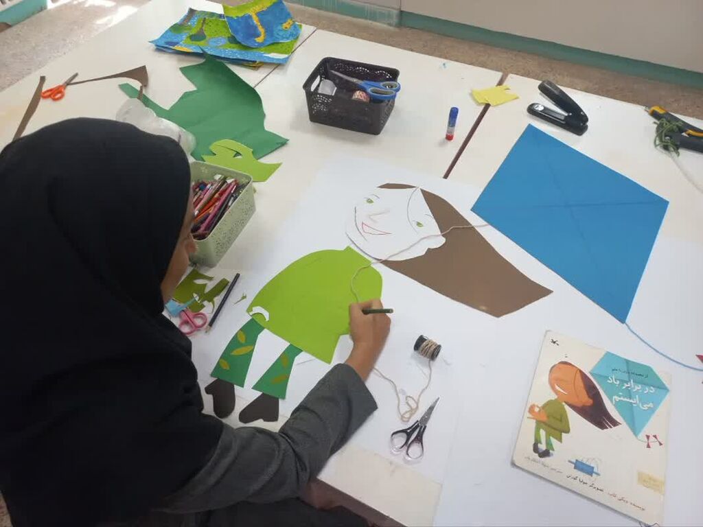 معرفی کتاب همراه با گردش در طبیعت در مرکز فرهنگی درگز