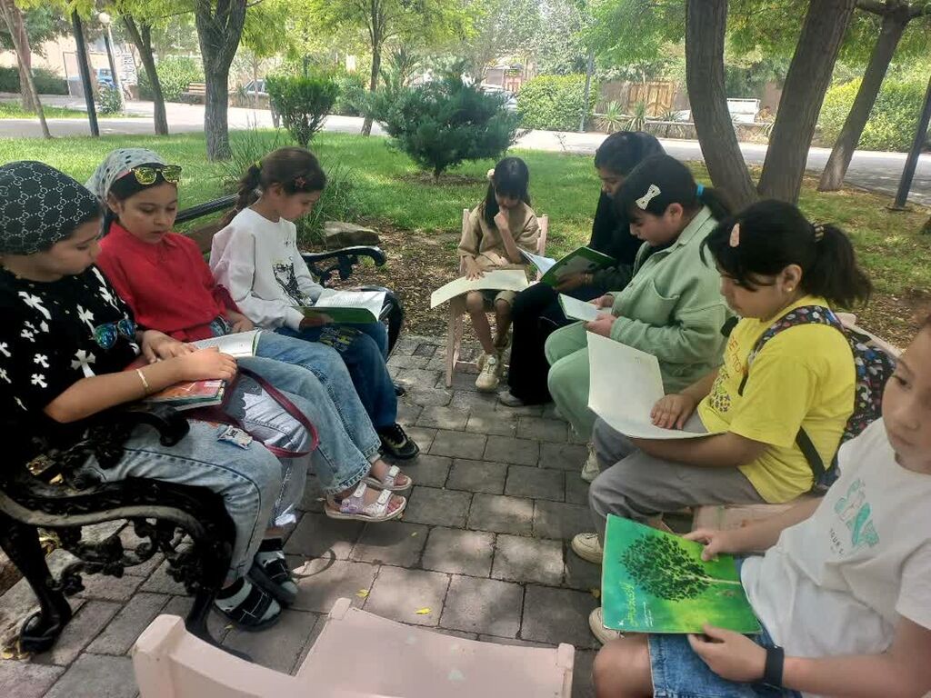 معرفی کتاب همراه با گردش در طبیعت در مرکز فرهنگی درگز