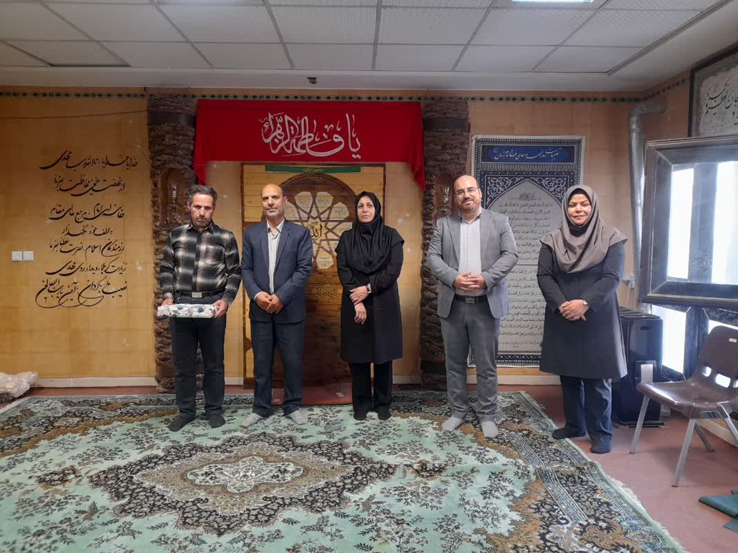 تقدیر و تجلیل مدیرکل کانون استان مرکزی از کارمند ایثارگر و فرزند شهید