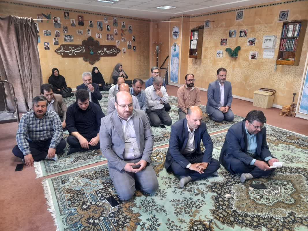 تقدیر و تجلیل مدیرکل کانون استان مرکزی از کارمند ایثارگر و فرزند شهید