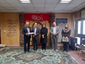 تقدیر و تجلیل مدیرکل کانون استان مرکزی از کارمند ایثارگر و فرزند شهید