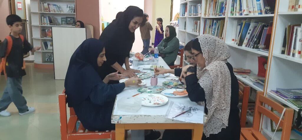 کارگاه یکروزه «نقاشی زیر لعابی» ویژه والدین برگزارشد
