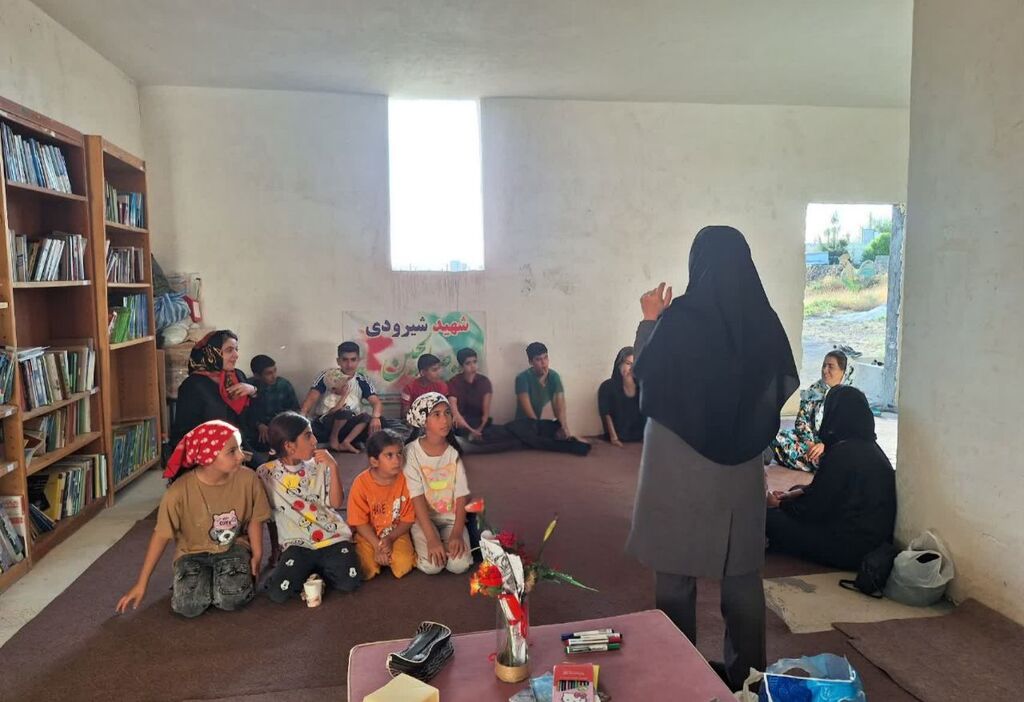 پیشگامی مربی کانون کرمانشاه در ترویج فرهنگ مطالعه در روستای دوستدار کتاب