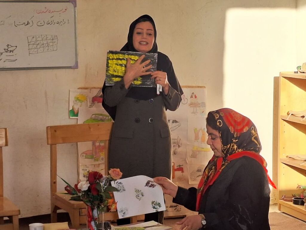 پیشگامی مربی کانون کرمانشاه در ترویج فرهنگ مطالعه در روستای دوستدار کتاب