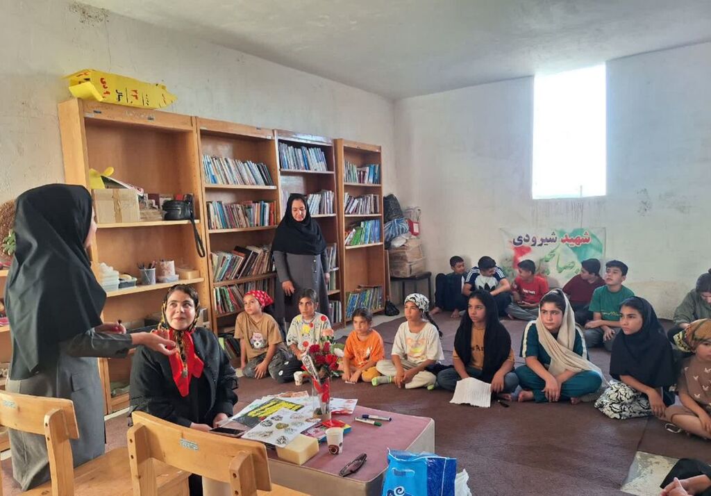 پیشگامی مربی کانون کرمانشاه در ترویج فرهنگ مطالعه در روستای دوستدار کتاب