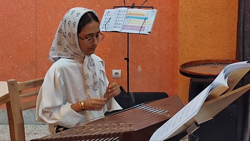 اجرای گروهی هنرجویان کلاس موسیقی برای والدین در مرکز فرهنگی هنری شماره یک بندرعباس