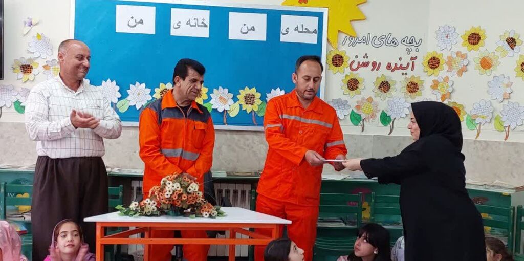 تجلیل از پاکبان محله با حضور اعضای مرکز جوانرود