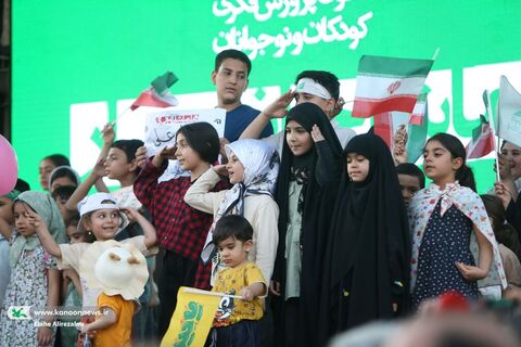 تماشاخانه‌های سیار کانون در راهپیمایی کیلومتری غدیر در تهران