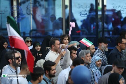 تماشاخانه‌های سیار کانون در راهپیمایی کیلومتری غدیر در تهران