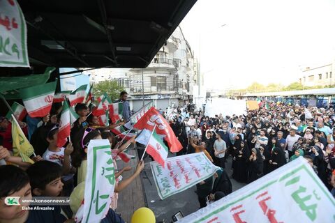 تماشاخانه‌های سیار کانون در راهپیمایی کیلومتری غدیر در تهران