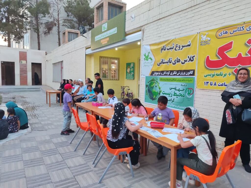 اجرای ورزش زورخانهای نونهالان در مرکز فرهنگی کاشمر