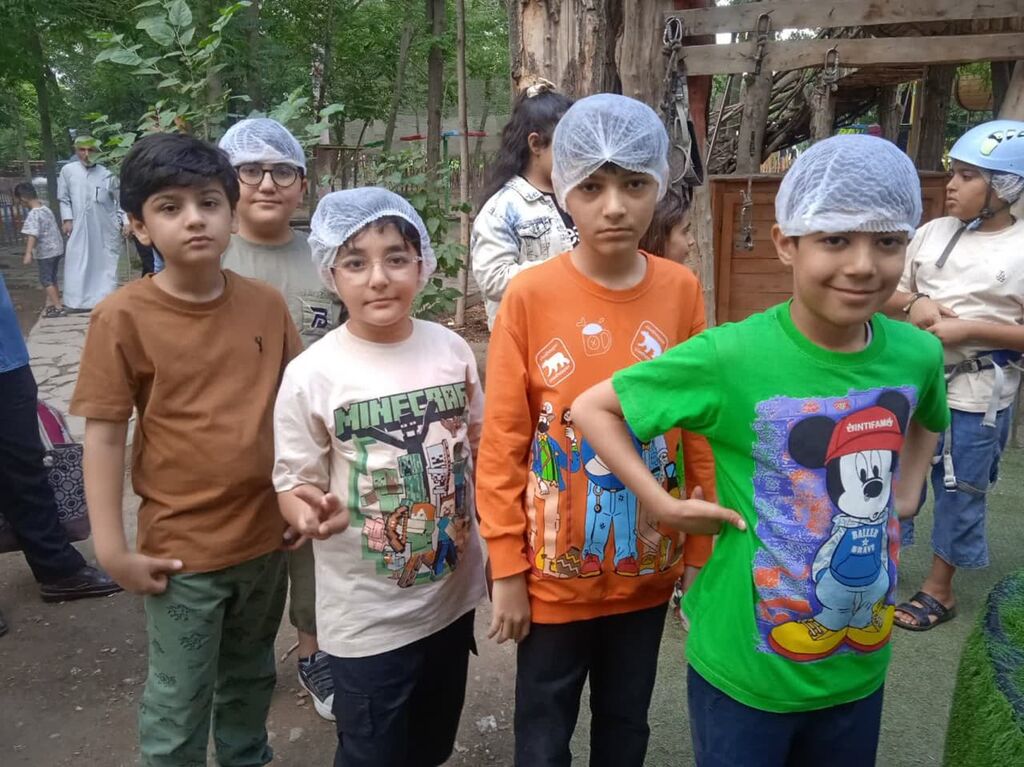 بازدید اعضا و مادران از باغ پرندگان در اردوی علمی