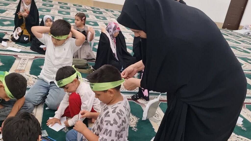 اجرای برنامههای مرکز سرپلذهاب در اجتماع مردمی حرم احمدبن اسحاق