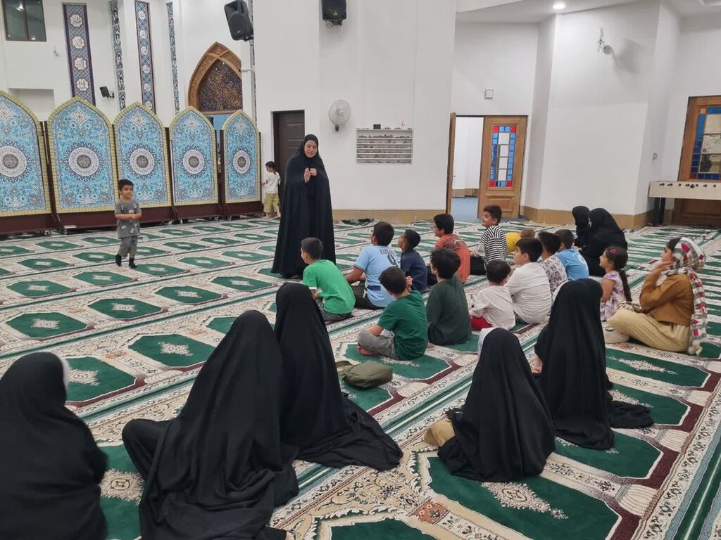 اجرای برنامههای مرکز سرپلذهاب در اجتماع مردمی حرم احمدبن اسحاق