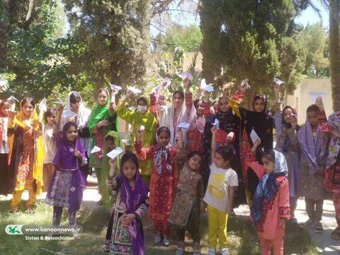 مربیان کانون پرورش فکری سیستان و بلوچستان در کنار کودکان و نوجوانان در روزهای سخت کشور