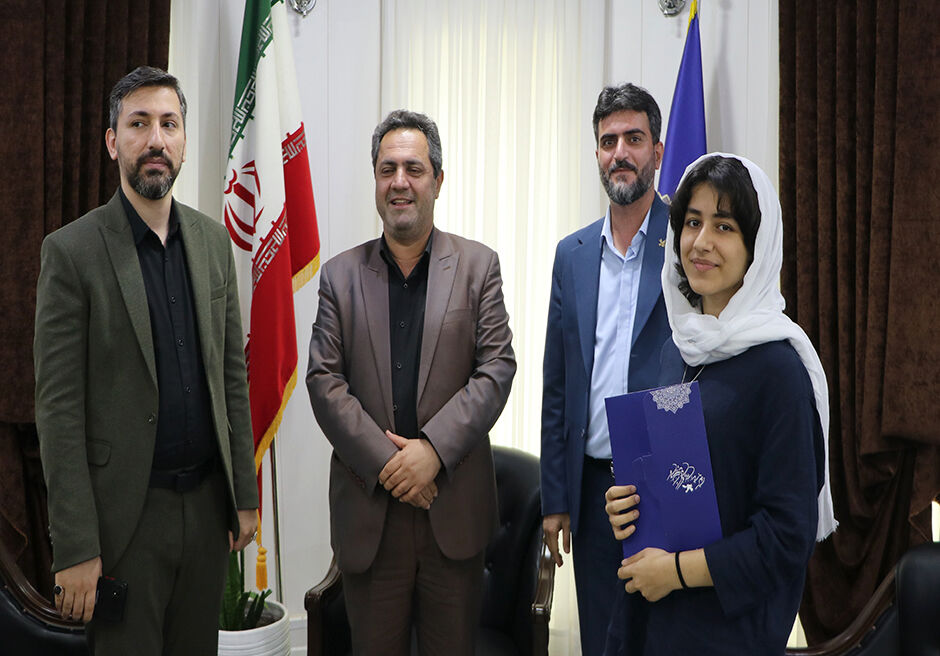 تجلیل فرماندار انزلی از عضو برگزیده کانون گیلان در مسابقه بینالمللی نقاشی «لوئی فرانسوا»