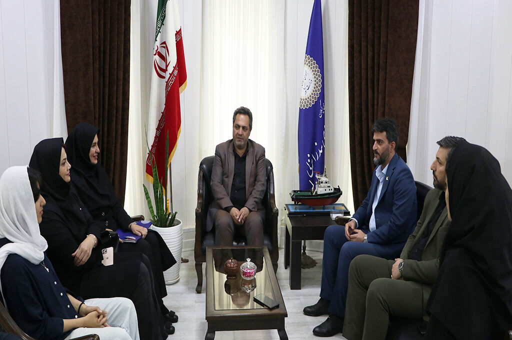 تجلیل فرماندار انزلی از عضو برگزیده کانون گیلان در مسابقه بینالمللی نقاشی «لوئی فرانسوا»