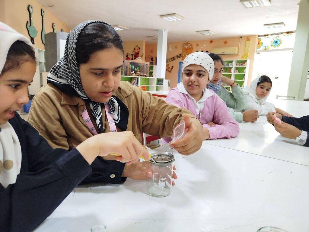 کارگاه آموزشی «استخراج DNA از توت‌فرنگی» در کانون پرورش فکری ساری برگزار شد