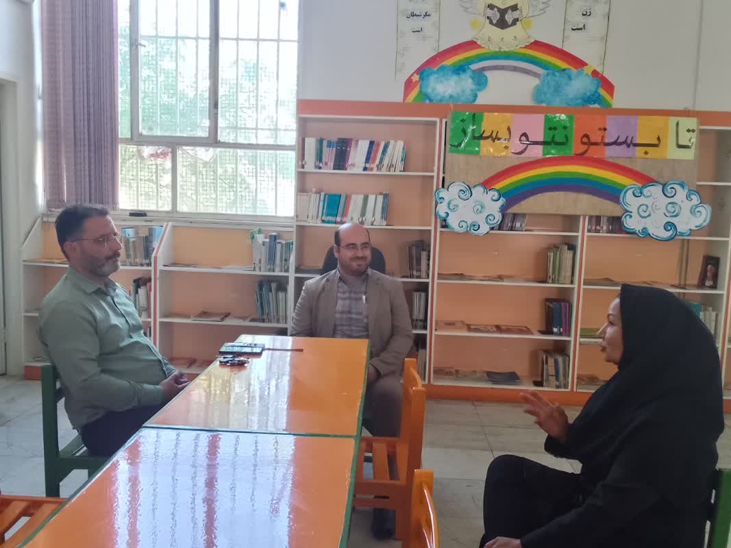 مدیرکل کانون استان مرکزی در کنار مربیان مراکز فرهنگی هنری