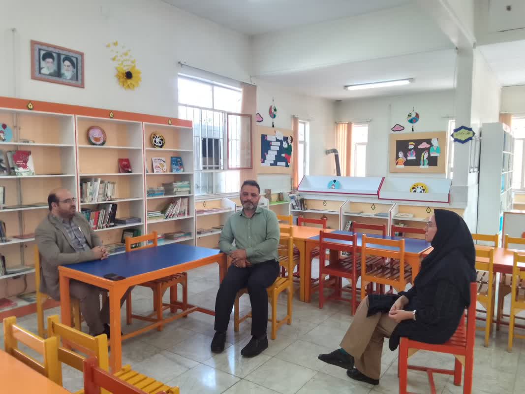 مدیرکل کانون استان مرکزی در کنار مربیان مراکز فرهنگی هنری