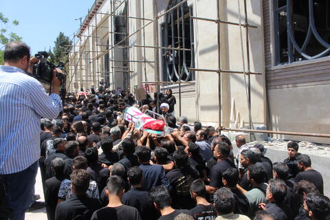 حضور اعضاء و کارکنان کانون پرورش فکری کودکان و نوجوانان استان آذربایجان شرقی در مراسم تشییع نوگلان شهید در جنایات وحشیانه رژیم سفاک صهیونیستی، در گلزار شهدای تبریز