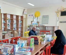 نماینده شهرستان رزن به مرکز فرهنگی- هنری دمق وسایل بازی اهدا کرد