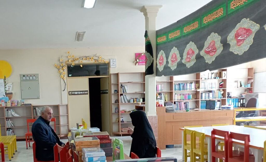 نماینده شهرستان رزن به مرکز فرهنگی- هنری دمق وسایل بازی اهدا کرد