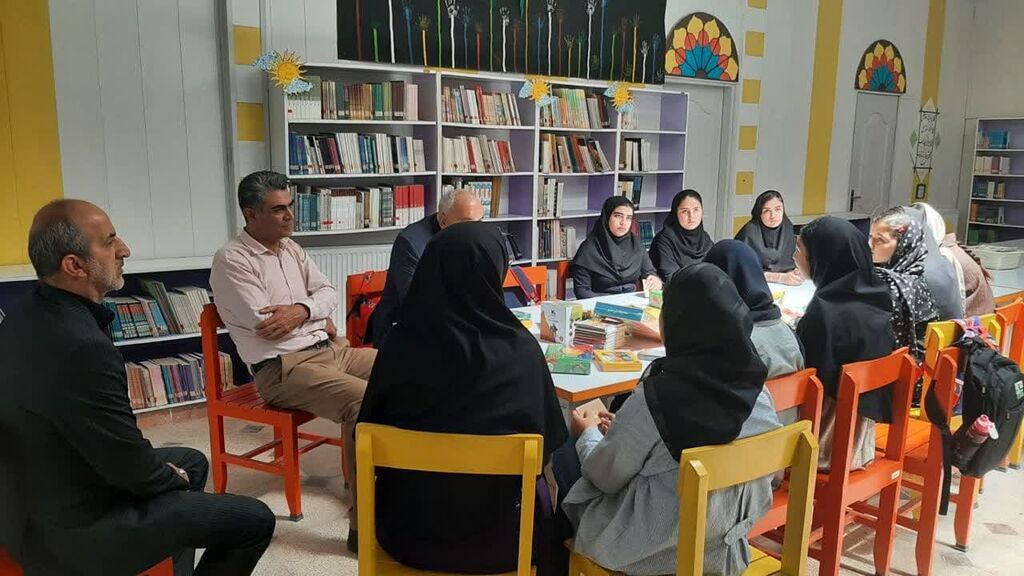 نماینده شهرستان رزن-درگزین به کانون دمق، رزن و درگزین وسایل بازی اهدا کرد